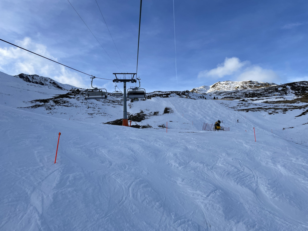 Lavozlift. Die Pisten weisen hier noch eine ziemlich dicke Schneeschicht auf. Steine gibt es nur auf der blauen Variante 60b.