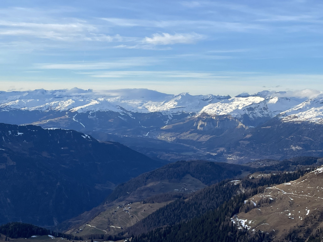 Die Schneebänder der Talabfahrten nach Flims, Laax und Falera sind eindrücklich.