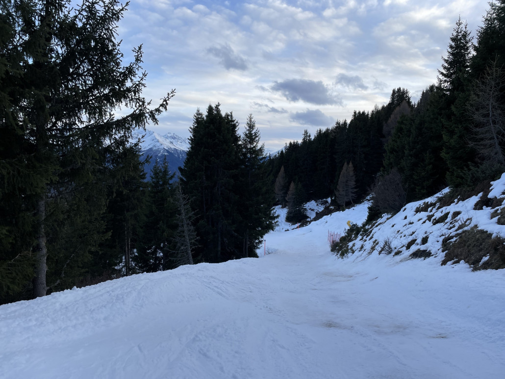 55a. Der Untergrund schimmert schon verdächtig durch. Zudem hat es auf dieser Abfahrt brutale "Bremswellen".