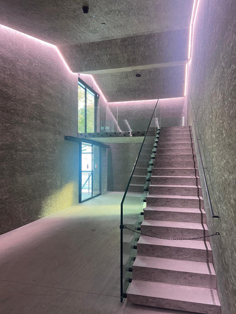 Bergstation innen. Die Rampe rechts ist der Zustieg zum Cabrio-Deck.