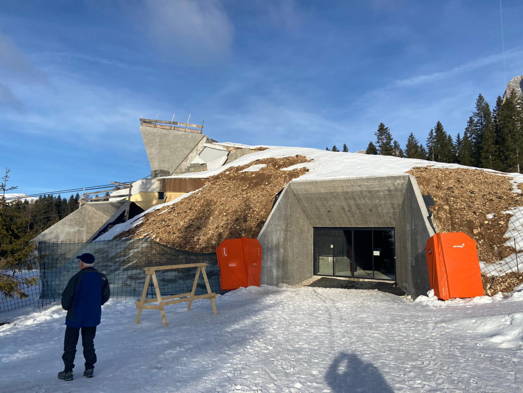 Noch etwas unfertige Bergstation außen.