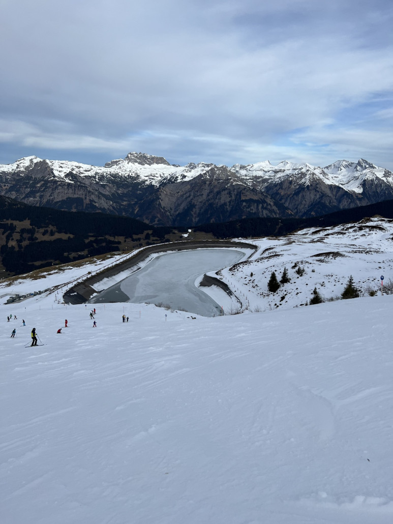 Der Speicherteich unterhalb des Skitunnels