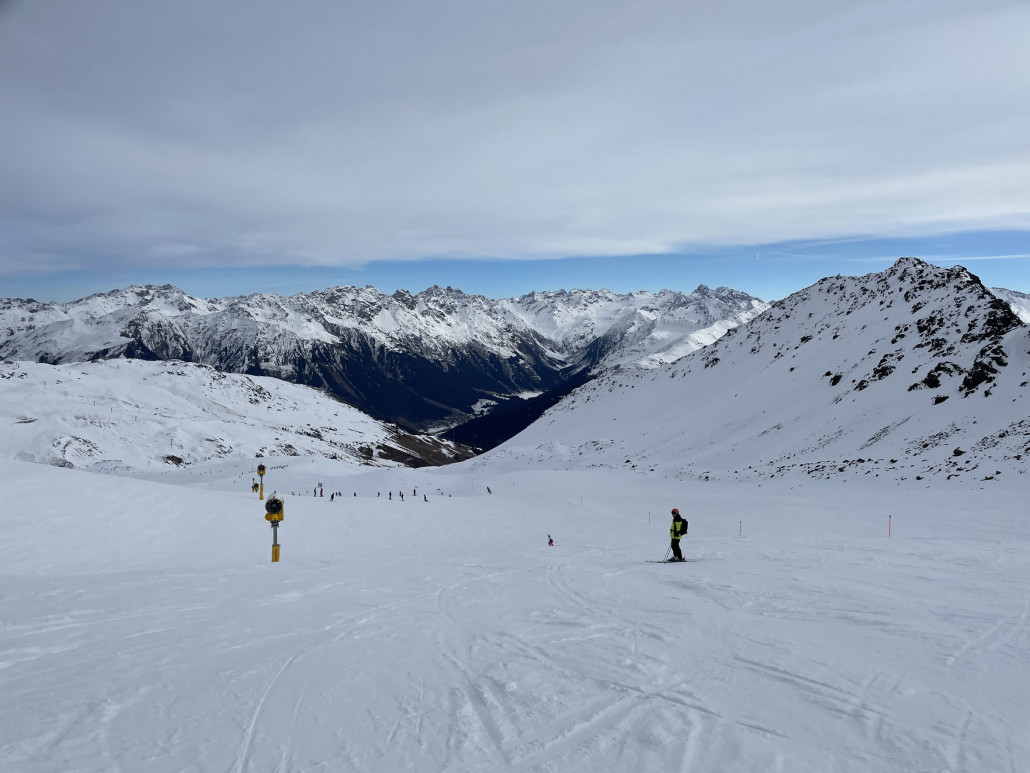 Die Piste am Totalp ist im mittleren Bereich ultrabreit, was ich so nicht mehr in Erinnerung hatte. Der Schnee war supergut, die Frequentierung allerdings hoch.  Vor allem das Stück vor dem Schlusshang empfand ich als sehr voll.<br />Vor dem Totalpsessel hatte es stets eine grosse Menschentraube. Zehn Minuten hätte man da sicher anstehen müssen. Dieser Umstand veranlasste uns dazu, zweimal die Parsennhüttenbahn  zu benutzen, welche beide Male maximal halbvoll war - angenehm.