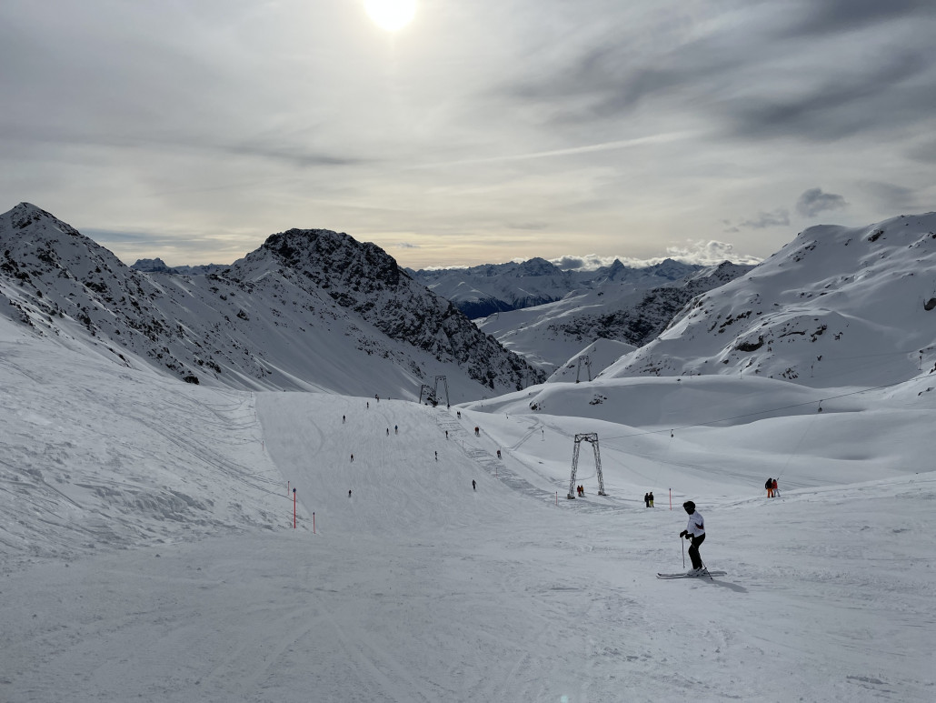 Nette Piste ins Hauptertäli. Für die kurze Abfahrt dauert die Bergfahrt mit dem Schlepper jedoch ziemlich lange. Mit etwa fünf Minuten hatten wir hier hier heute wohl die längste Wartezeit.