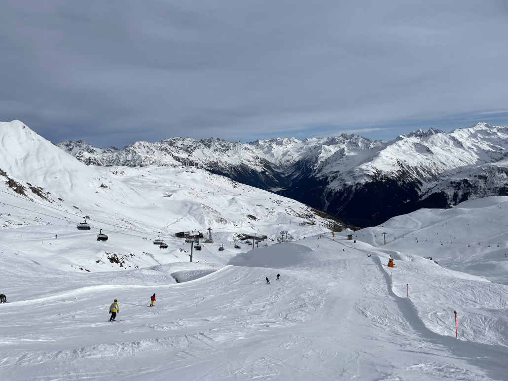 Furkazipper nach dem Mittag. Nach dem Mittag! Auf der Lenezrheide (v.a. Westseite) sahen die Pisten um 10 Uhr schon schlechter aus...