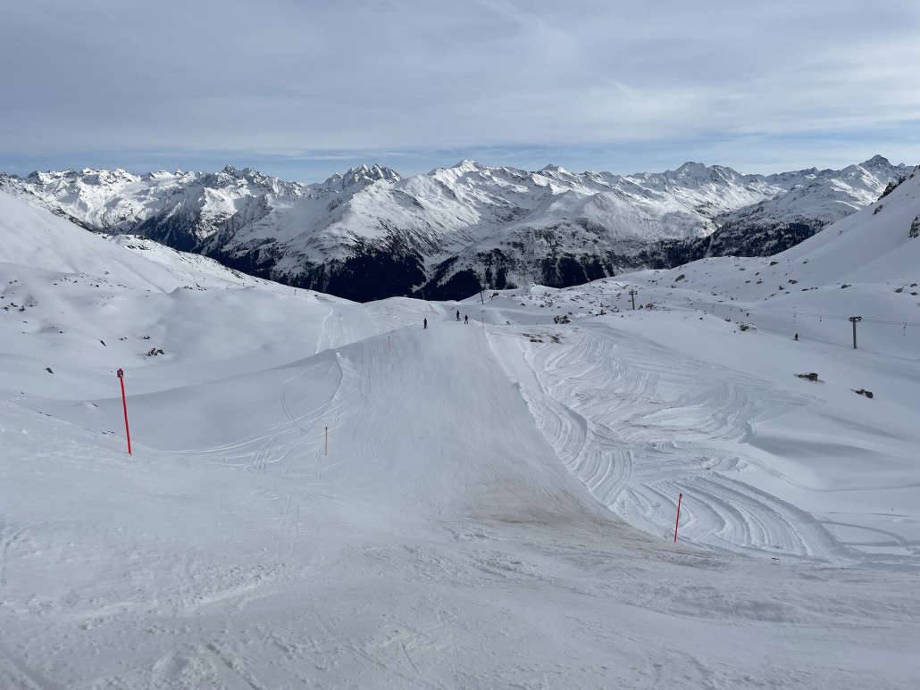 Seetäli. Auch eine Erstbefahrung für mich heute. Landschaftlich wirklich hübsch, auch die Piste könnte mir gefallen. Da die Abfahrt wohl seit einigen Tagen nicht mehr präpariert wird, war der Zustand mässig (v.a. im Vergleich mit den anderen Pisten im Gebiet). Das Schlepplifttrasse hat im unteren Drittel schon sehr viele braune Stellen drin.