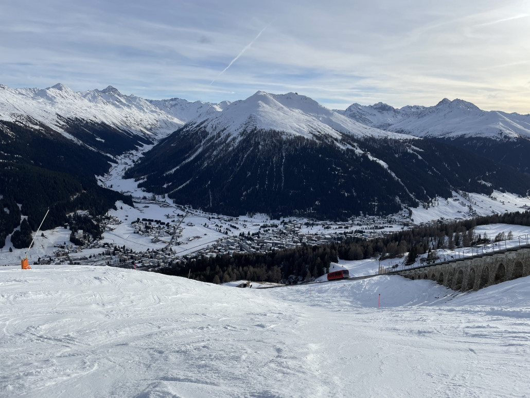 Leere Talabfahrt nach Davos. Sulzig aber an den meisten Orten konnte man auf einer harten, schmalen Spur noch tipptopp Kurzschwünge ziehen.