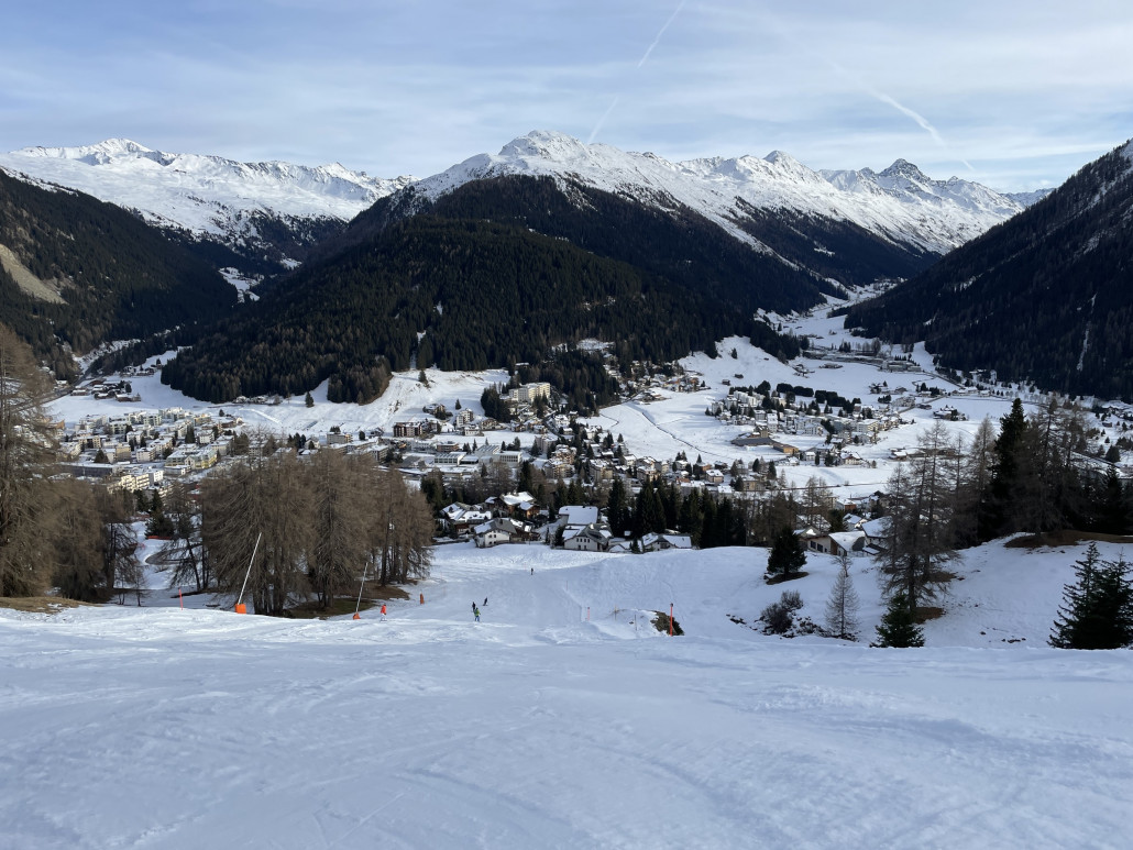 Auffällig: Hier hat es bis ins Tal eine geschlossene Schneedecke.