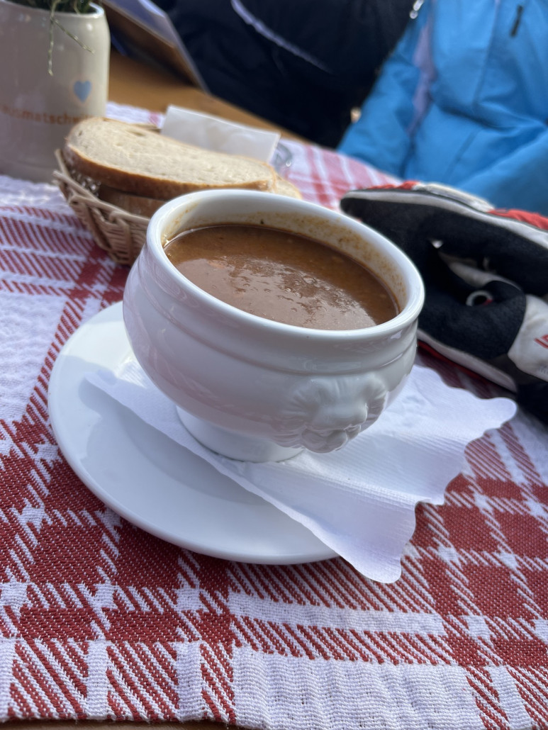 7,70 Gulaschsuppe - i.O., mit Bedienung &amp; Mit ordentlich Einlage