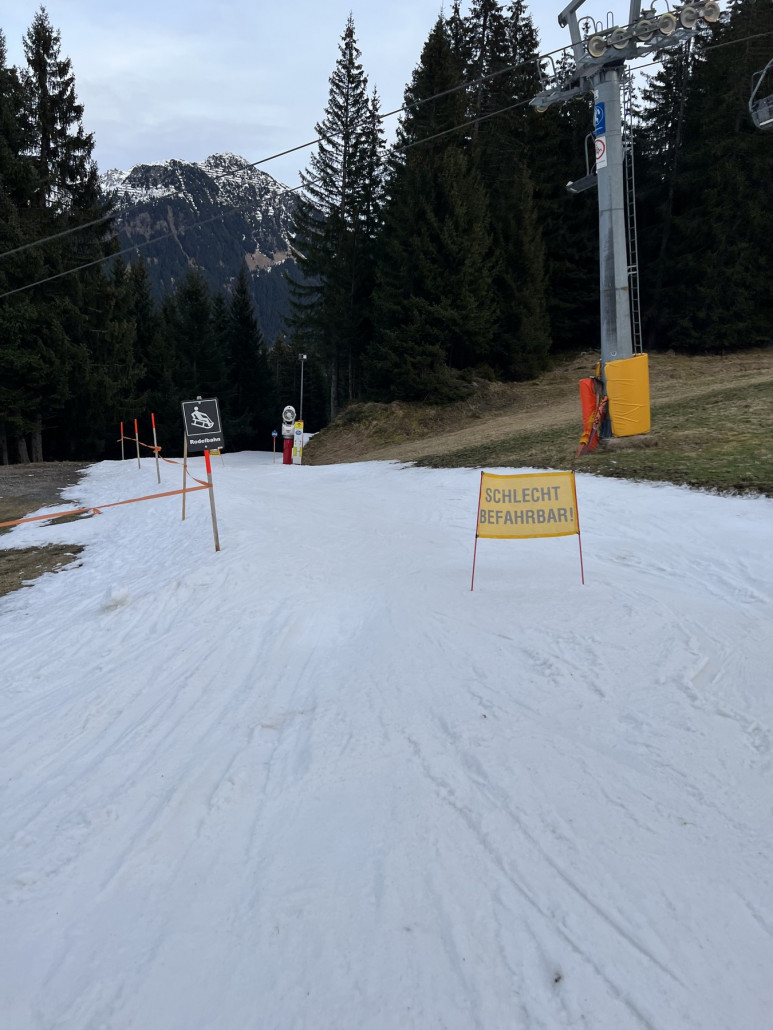 Warnung am Anfrang der Talabfahrt bei der Talstation des 4er Grandau
