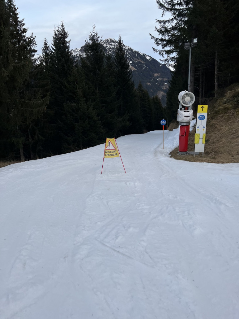 Ein paar Meter weiter wieder ein Warnschild…eins der beiden würde ich wegnehmen und lieber am Anfang der Blauen am Hochalpila aufstellen