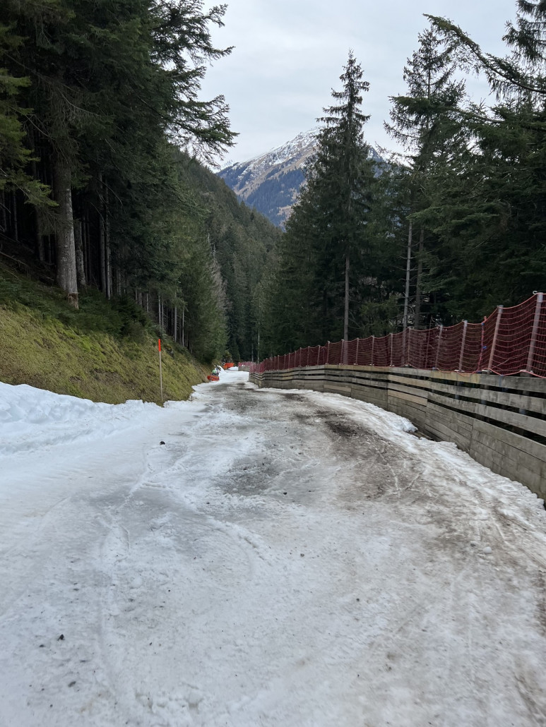 Ungefähr in der Mitte kommt dann wirklich ein Stück mit echt wenig Schnee, nur an den Rändern befahrbar
