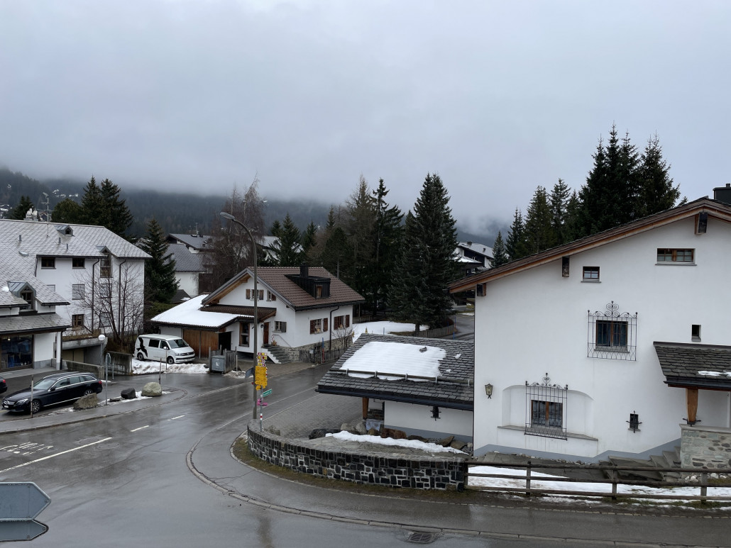 Zur Zeit mässiger Regen im Dorf, die Schneefallgrenze irgendwo zwischen 1700 und 1800m.ü.M.