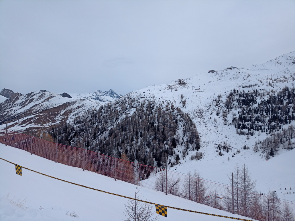 Hohe Wolken über der Adlerlounge und dem Glockner
