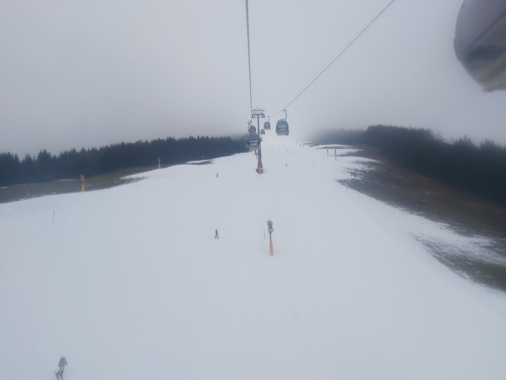 An der Bernkogelbahn die erst größere Warteschlange. Dank Singlespur gings aber ohne zu Stoppen gleich hoch.