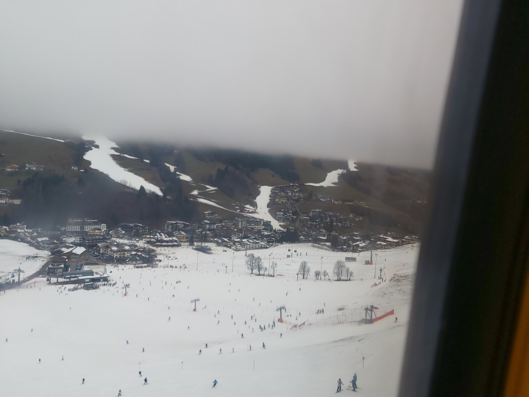 Im Nebel ist es schwierig. Die Brille beschlägt. Ab dem Nebel wird es weicher. Bereits jetzt bilden sich die ersten Hügeln.