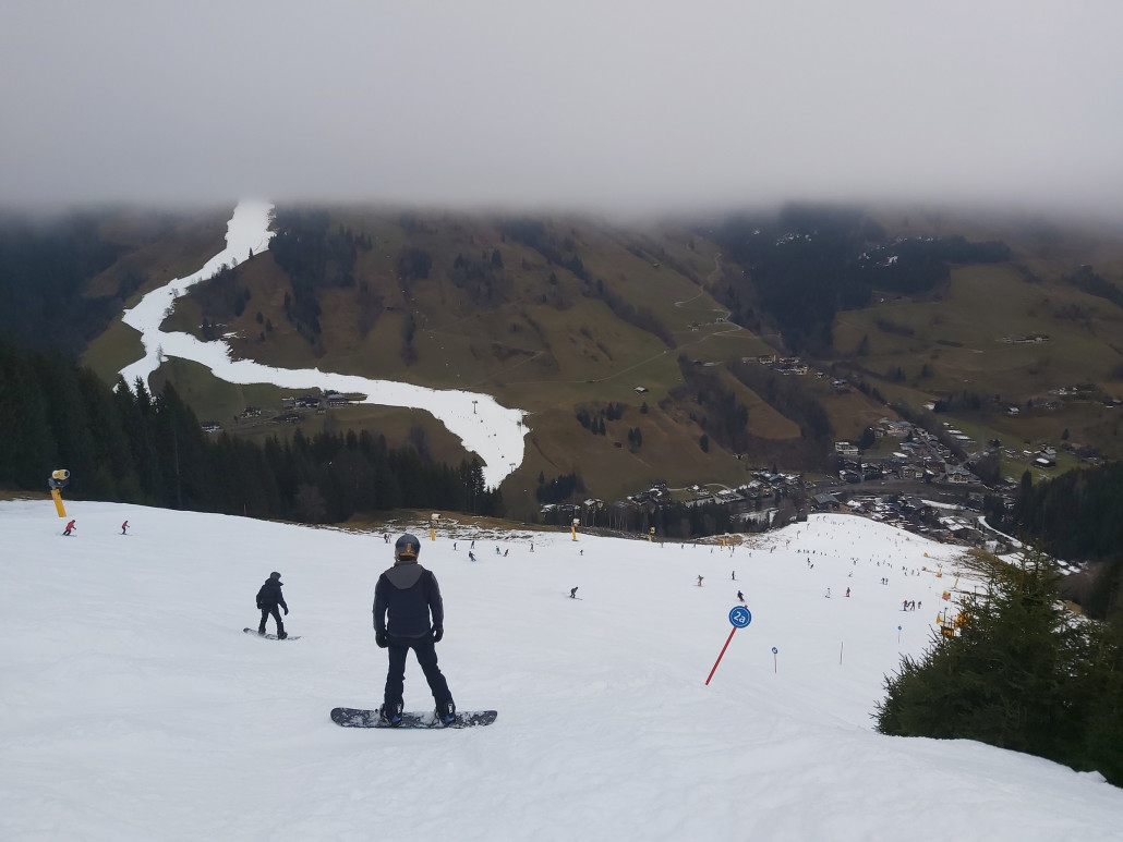 Um 10:30 Uhr ist die Abfahrt komplett hinüber. Weich ohne Ende mit mittelgroßen Hügeln.