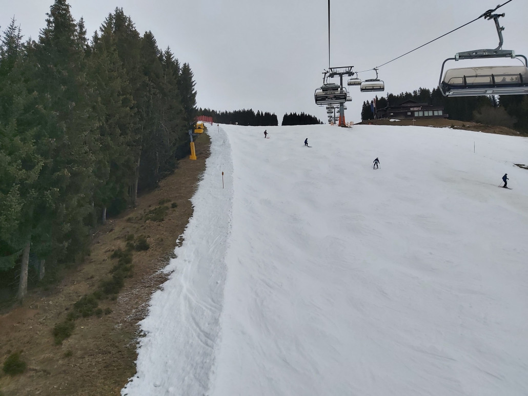 Solche Pistenränder sind sehr Hilfreich, da der Schnee neben der Piste noch sehr gut und der Fleck auf der Piste meist genau der abgerutschte Bereich ist.
