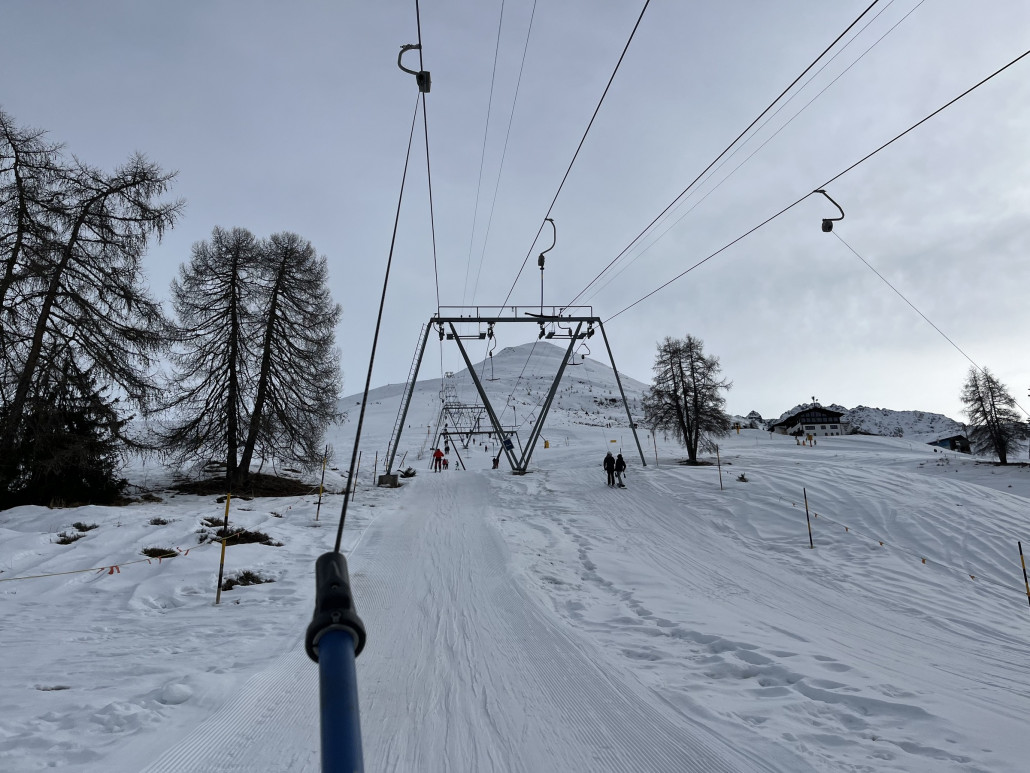 Erstmals erlebe ich beide Skilifte in Betrieb. Der rechte ist deutlich schneller