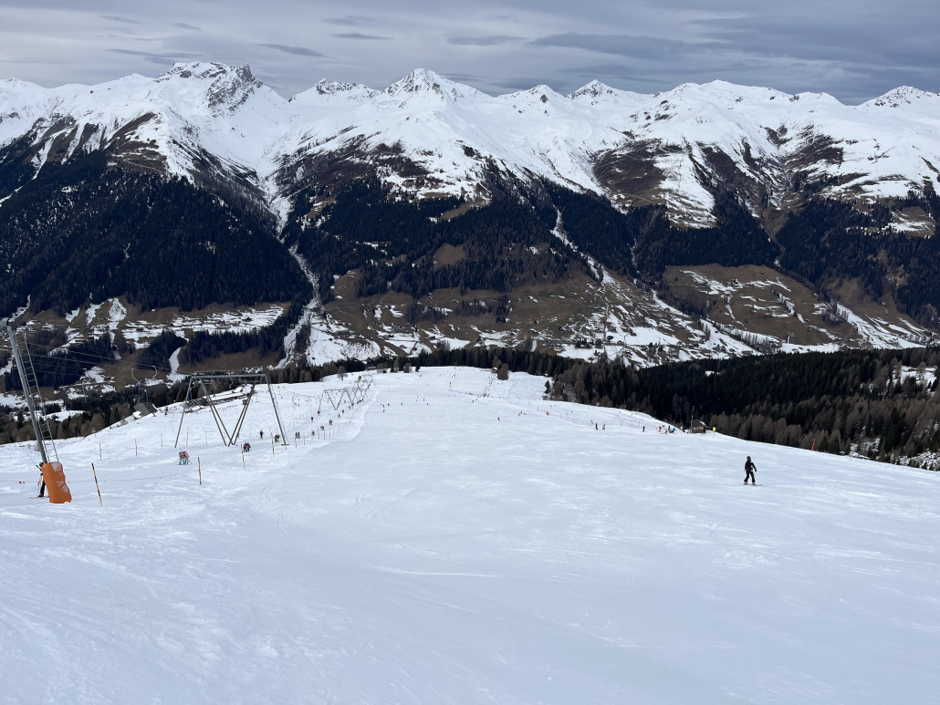 Trotzdem ist die Juonli-Piste nicht überfüllt und man kann wie üblich grosse Carving-Bögen machen. Einfach heute mit etwas Vorsicht und mehr Kantendruck