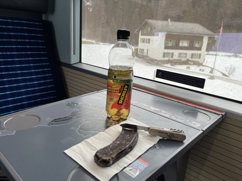 Der vollautomatische Hofladen am Bahnhof Glaris nimmt auch Twint