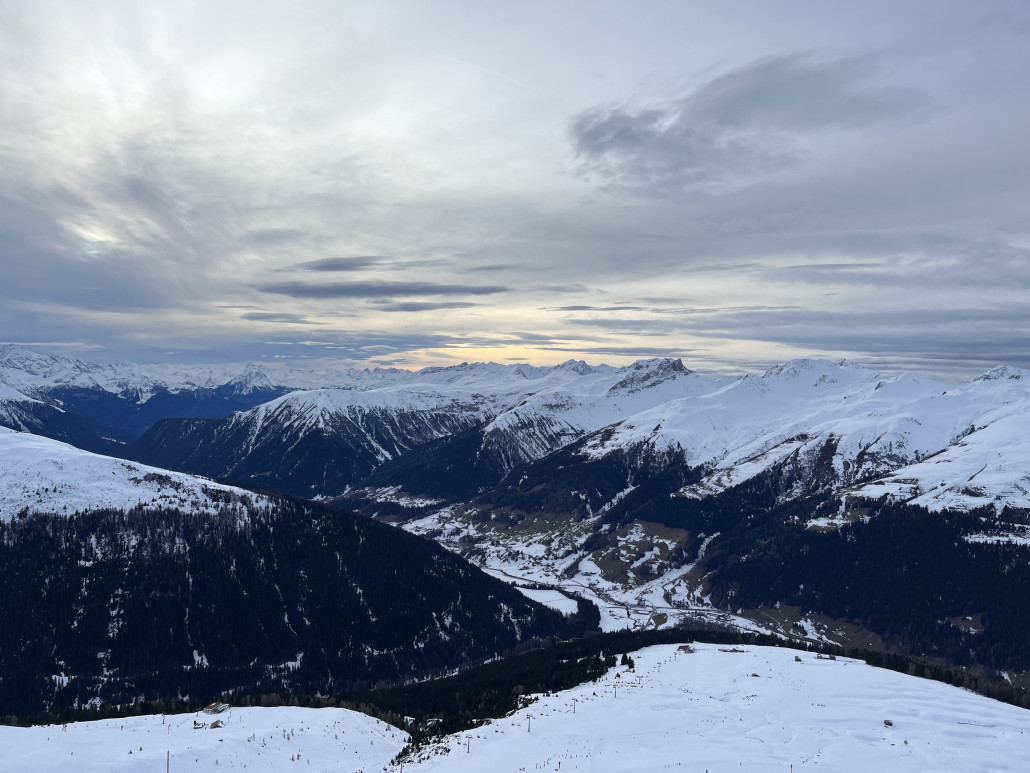 Ziemlich schäbige Erneuerung der Jakobshorn-PB. An der Talstation ist nichts neu.