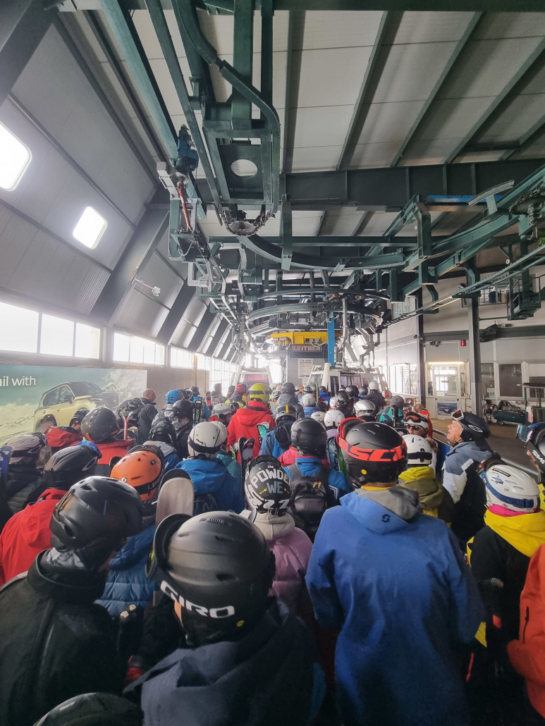 Warteschlange 12er Gondelbahn Cime Bianche