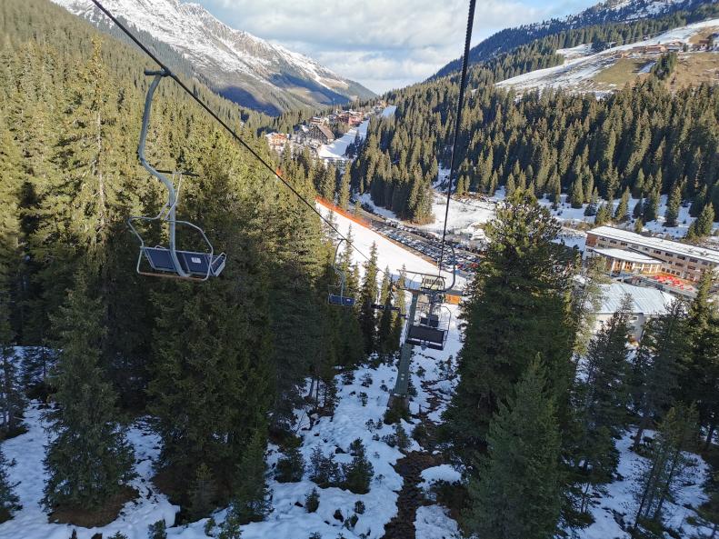 6.Der Hitze muss man mit einer Fahrt auf dem Doppelsessellift entfliehen. Und ja, natürlich fahre ich im Anschluss auch noch mit dem steilen Dieselschlepper..jpg