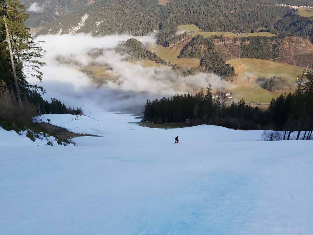Der kurze Steilhang ist hart und unpräpariert. Noch ist bis jetzt alles hart gewesen. Im Nebel wurde es das erste Mal weicher.