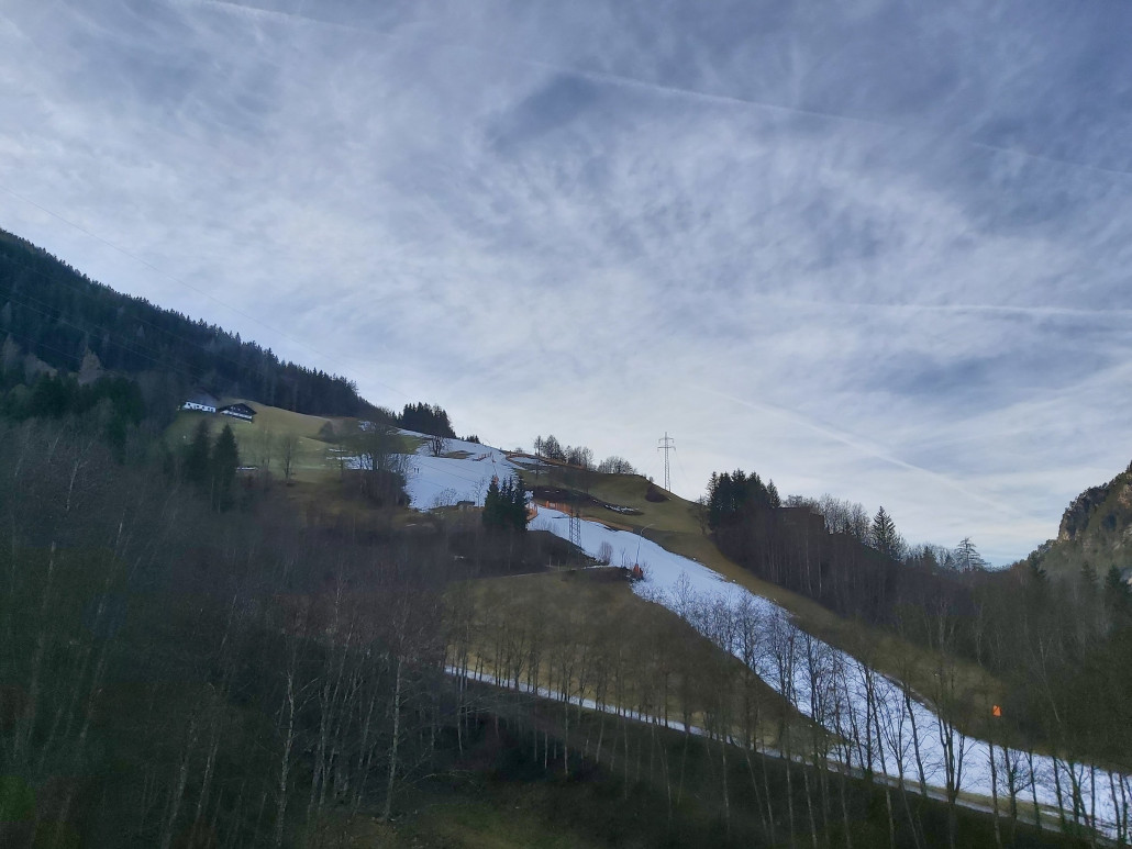 Die Rote 1a mit schon sehr grenzwertiger Schneeauflage.