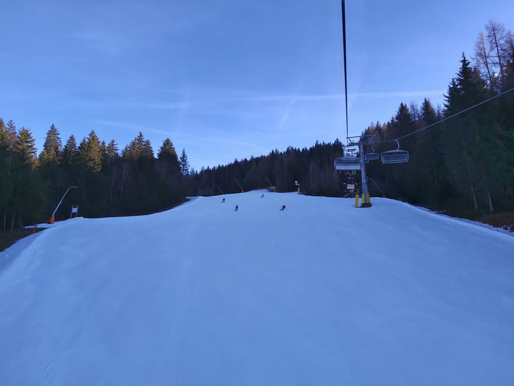 An der Talstation des Fastenberges pausierte ich noch kurz. Die Pisten laden alle noch zum schnellen Fahren ein, aber es geht gleich weiter zur Kaibling.