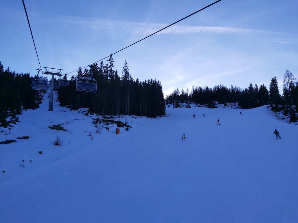 Schön langsam fangen die Ski zu rutschen an. Die Pisten immer härter/glätter.