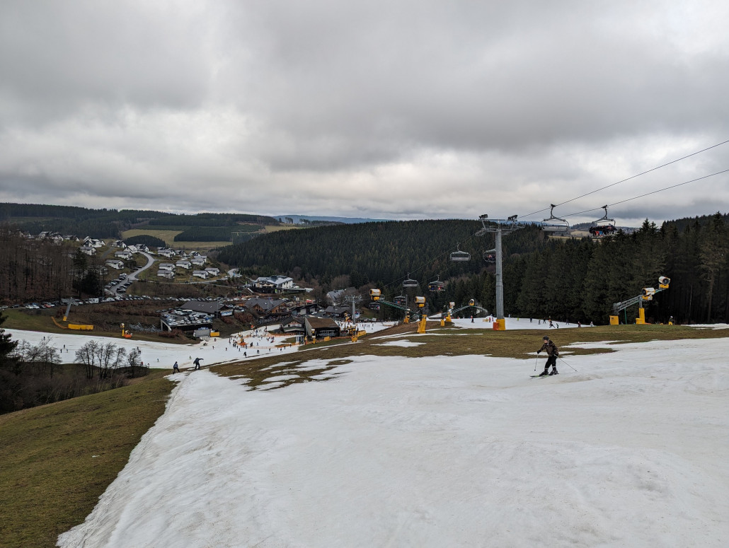 Die linke Poppenbergpiste hatte eine Grasstelle, aber ansonsten noch recht gut fahrbar.