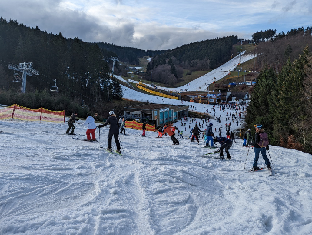 Schlüsselstelle Büre-Herrloh unter Volllast (13:59 Uhr).