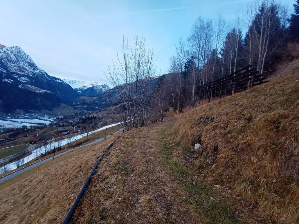 Unterhalb der Lawinenverbauung geht's dahin. Bisherige Talabfahrt als weißes Band im Hintergrund.