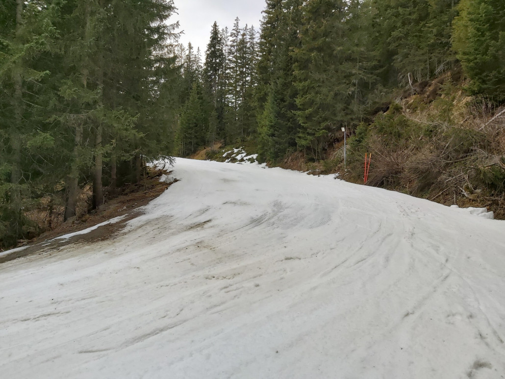 Die Hauptpiste ist noch ganz passabel. Die Hintenrumpiste hingegen schon sehr dünn und steinig.
