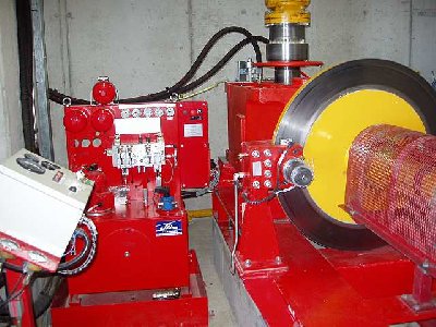 Betriebsbremse rechts und in der Mitte das neue Bremsaggregat