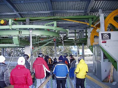 In der Station rechts die Abspannung