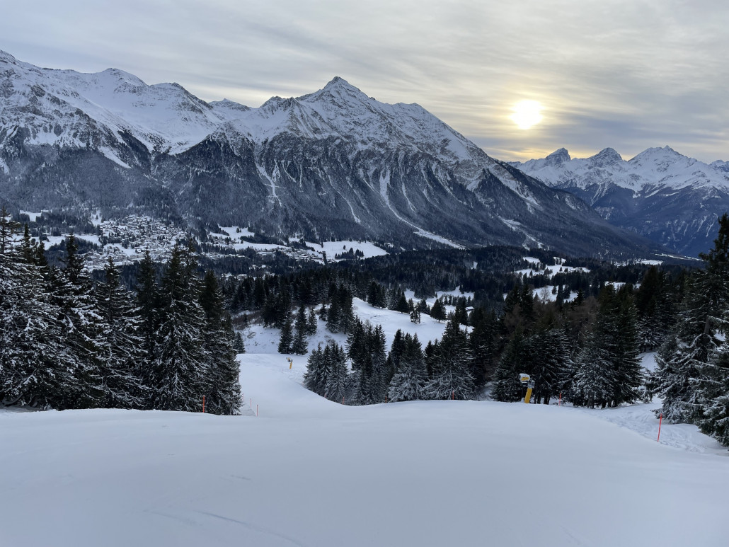 Am Pedra Grossa war es bis 09:30 Uhr extrem leer. In der Nacht wurde die Piste beschneit. Dadurch hatte es im oberen Teil eine überraschend angenehm zu fahrende Neuschneeauflage.
