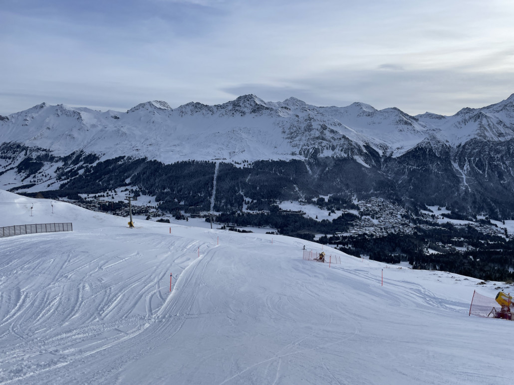 50. Die Piste dürfte wohl bald breiter werden. Der Pistenabschnitt, der rechts nach der unteren Schneekanone beginnt, ist noch immer ziemlich braun und mit einigen Steinen versehen. <br />Beide Pisten am Gertrud wurden übrigens grundpräpariert.