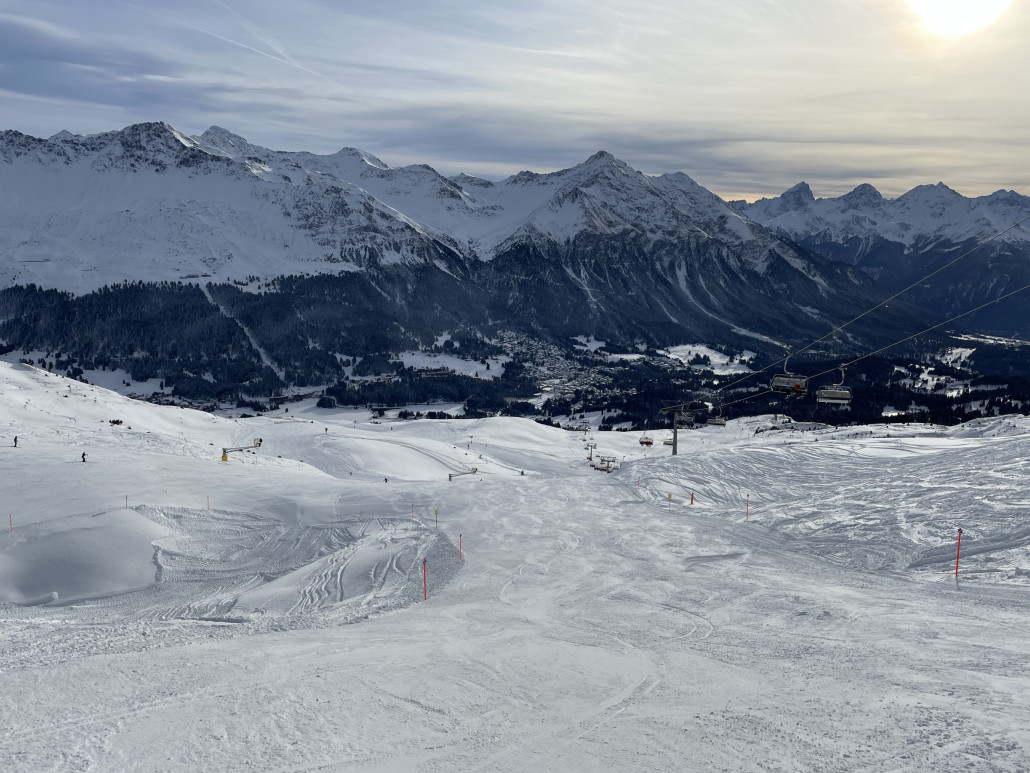 Die Leere auf diesem Bild täuscht. Wie üblich konnte man hier heute die höchste Menschendichte antreffen, unter anderem viele Gruppen. Der Vorteil von Gruppen ist, dass diese auch mal durch sind und die Piste dann wieder frei ist. Aber im Vergleich mit letzter Woche war es dennoch eine andere Liga. Die 61 dürfte bald aufgehen, was zu einer Entlastung führen wird.