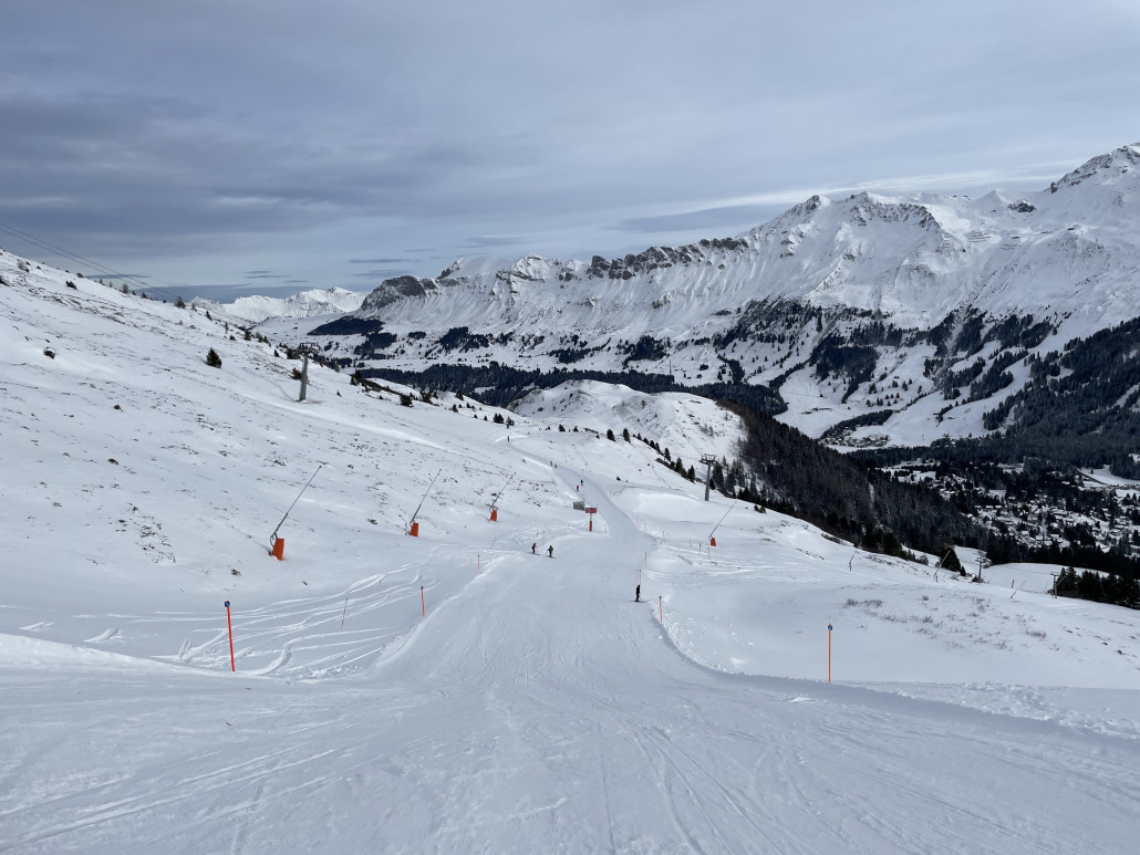 65. Die Abfahrten am Cumacheals sind von einer Öffnung leider noch weit entfernt... Rechts runter fuhr ein Pistenfahrzeug und hat den wenigen Kunstschnee ein bisschen verstossen.
