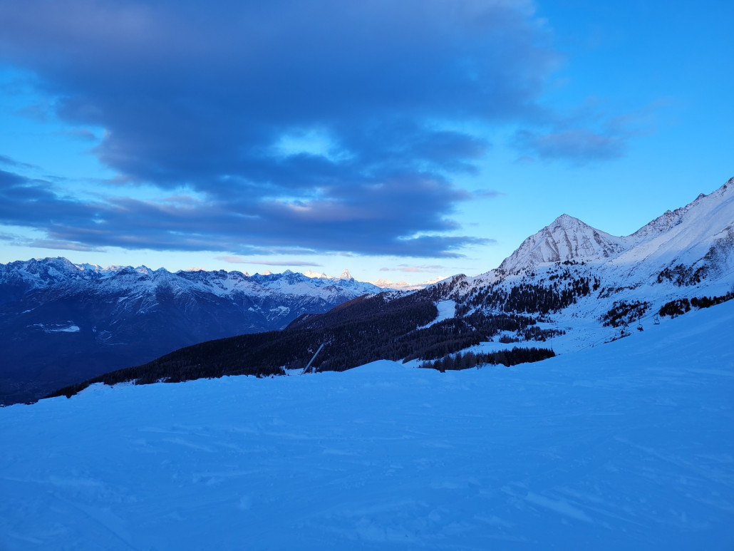 Schwierig wegen der starken Lichtunterschiede, aber man kann sich gut vorstellen wie genial das in echt aussieht. UND wie alleinstehend das Matterhorn aus Süden aussieht.