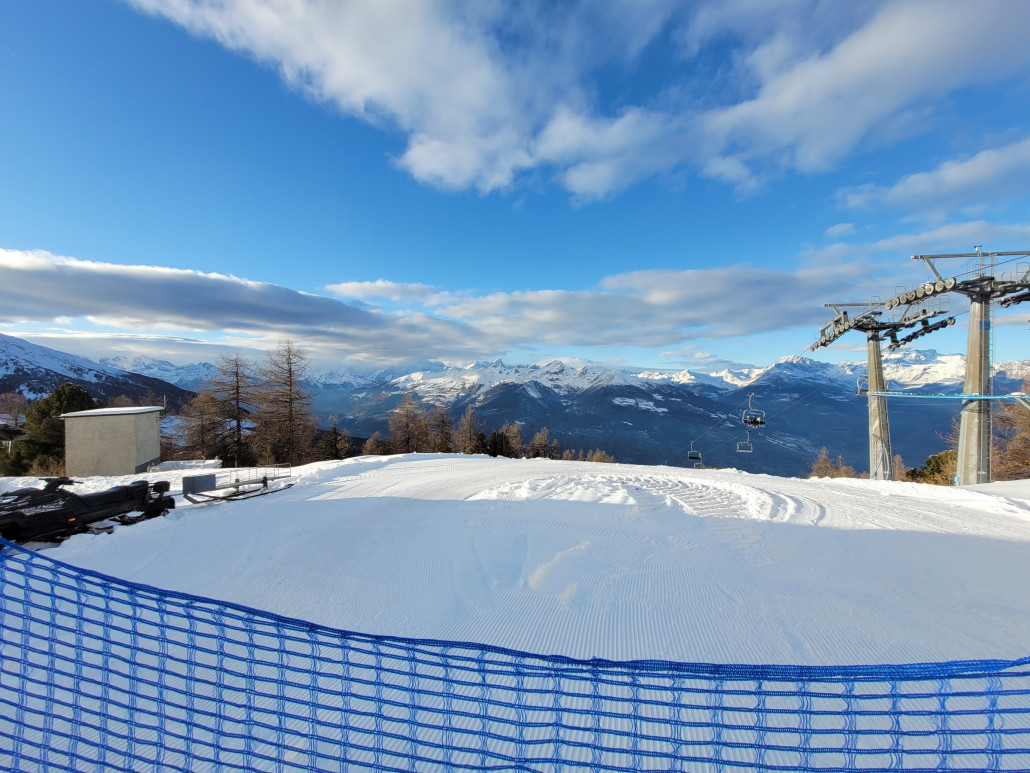 Blickrichtung Westen. Mont Blanc leider in Wolken, das rechts könnten die Grandes Jorasses sein, bin mir aber nicht ganz sicher.