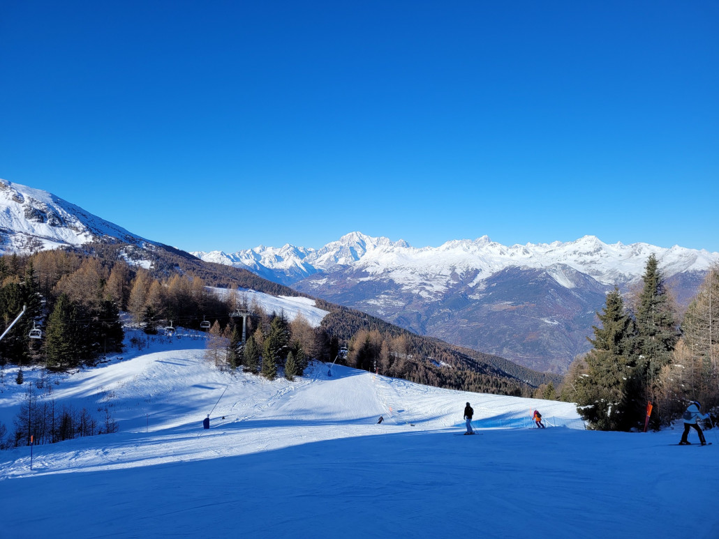 Das ist von vormittags, da war der Mont Blanc (oder muss ich standortabhängig Monte Bianco sagen? :D) noch nackig. Und rechts davon - jetzt bin ich mir eigentlich sicher - Grand Jorasses (steil abfallend nach rechts/Norden).