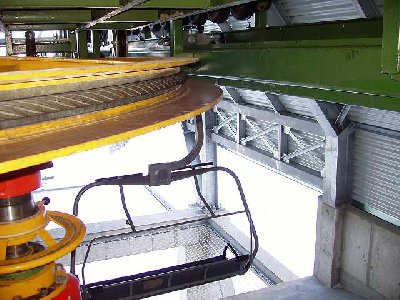 Förderscheibe links die Kupplung des Notantriebs