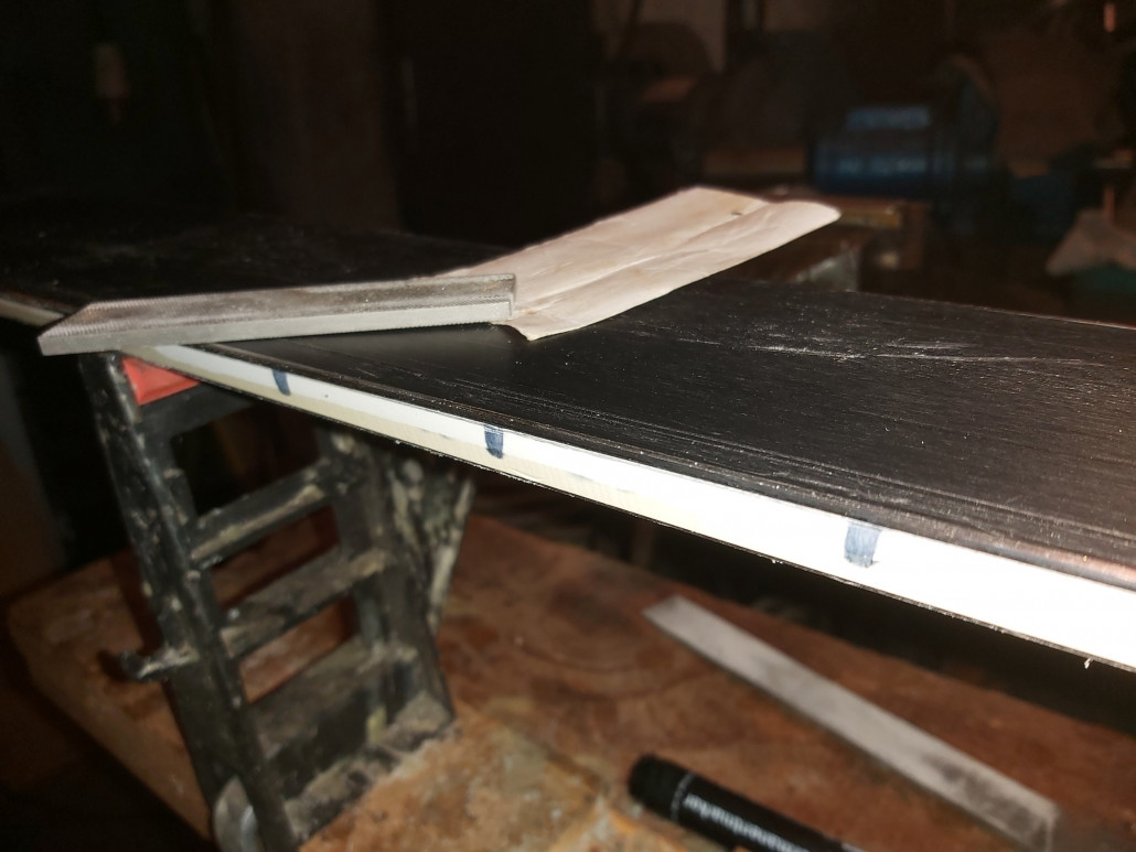 Also eine altes paar Raus zum Testen. Es ist für mich das Erste Mal einen Ski zu schleifen. Die Seitenwange störte natürlich.