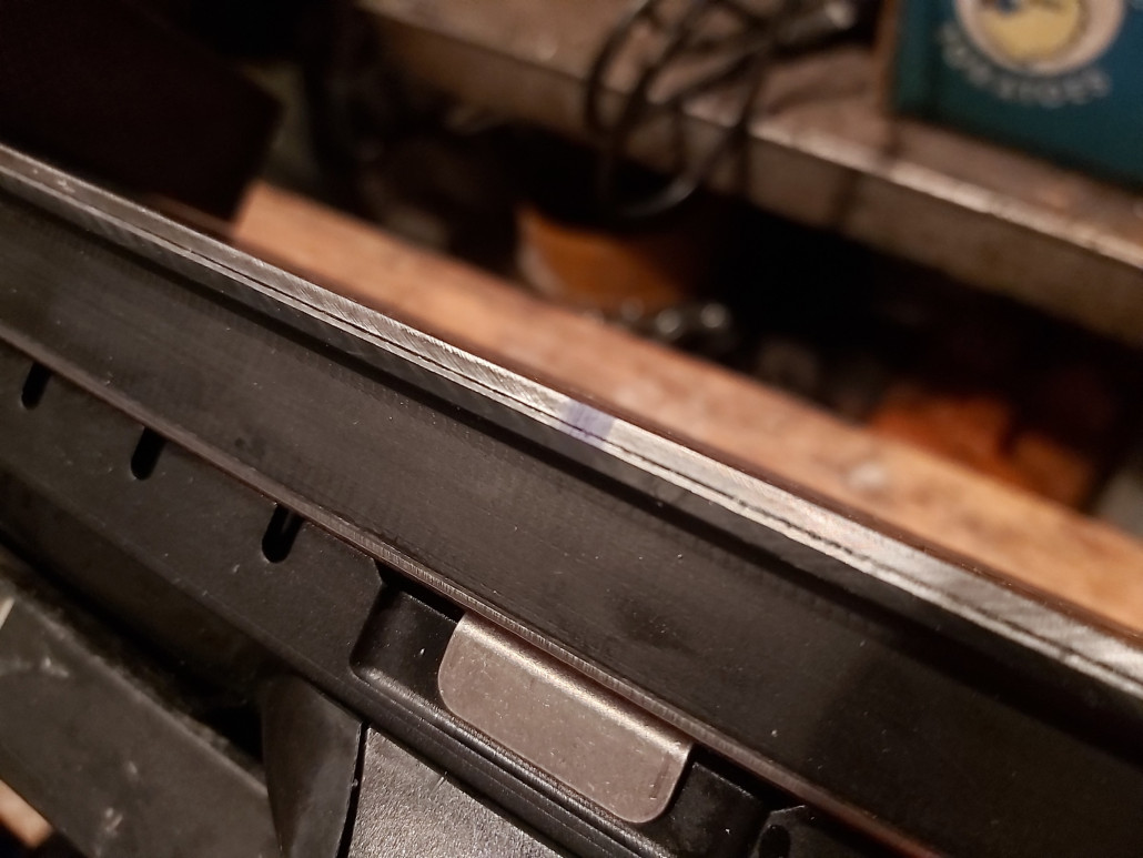 Die Bilder sind leider etwas unscharf. Dennoch kann man erkennen, wenn wir annehmen die Kante ist 4 Millimeter dick, die ober Seite etwas heller und eine anderen Schleifstill aufweist. Das wäre nicht passiert, wenn man den Ski mit 87 Grad geschliffen hätte. Also hat man mit mehr Grad geschliffen, was nicht dem Auftragsumfang entspricht.