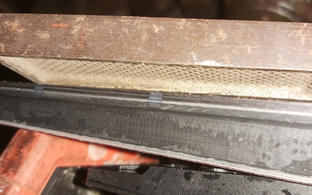 Wie man schon sah markierte ich mit einen Marker die Kante um zu sehen, wie man die Kante abschleift. Zuerst kommt die Kante, dann eine sehr dünne Kunstoffschicht und darunter eine hellere Metallschicht, welche zum abnehmen gedacht wäre. Das Kunststoff darunter störte nicht. Bei der Kante selber bin ich schon mal mit einen Winkel von 88 Gard rüber gefahren. In der Mitte der Kante sieht man eine längs Schraffur, während darüber und darunter noch schräge Schleifspuren zu sehen sind. Also wurde der Winkel auf 87 Grad angepasst, welche der Ski auch haben sollte. Dies passte dann auch und es wurde gleichmäßig Material abgeschliffen. Man wird den Ski schlicht mit 89 oder 90 Grad durch eine Maschinen gegeben haben.