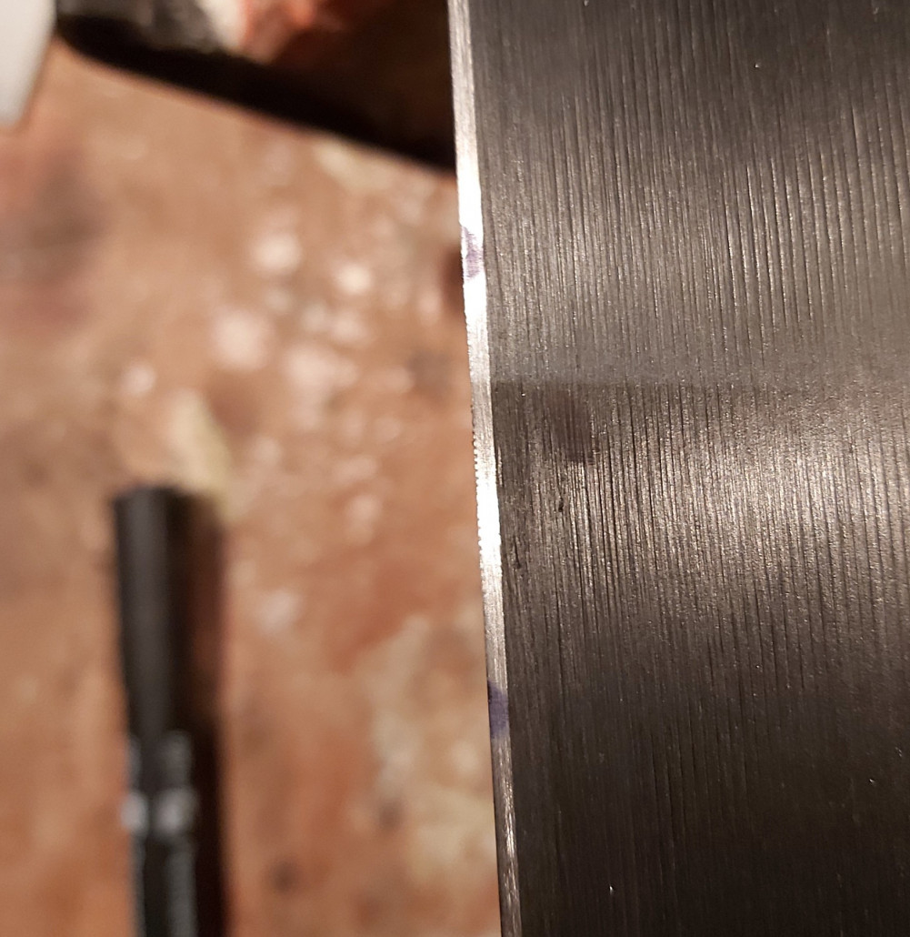 Auf der Kante sieht man nach der Bearbeitung noch Einkerbungen. Diese würde ich gerne bis zur Gänze entfernen, doch fuhr ich sicher über 10 Mal mit der Feile schon darüber. Ich kann doch nicht so viel wegnehmen. Der Ski sollte noch lange halten. Belagseitig arbeitete ich nur mit der Diamantenfeile. Beim Testen mit der Gröberen, doch da litt der Belag etwas.